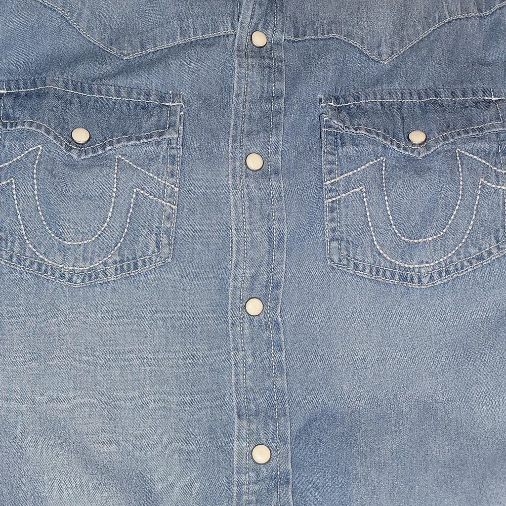 True Religion Light Blue Denim Shirt size medium NWT! Snap button closure